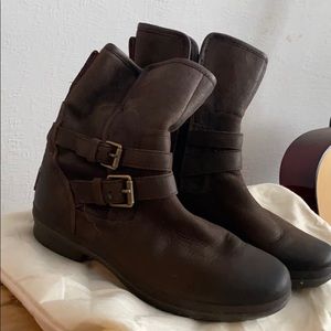 Size 7.5 Ugg Boots never worn with duster bag